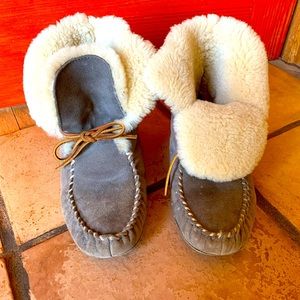 Moxie Acorn shearling slippers